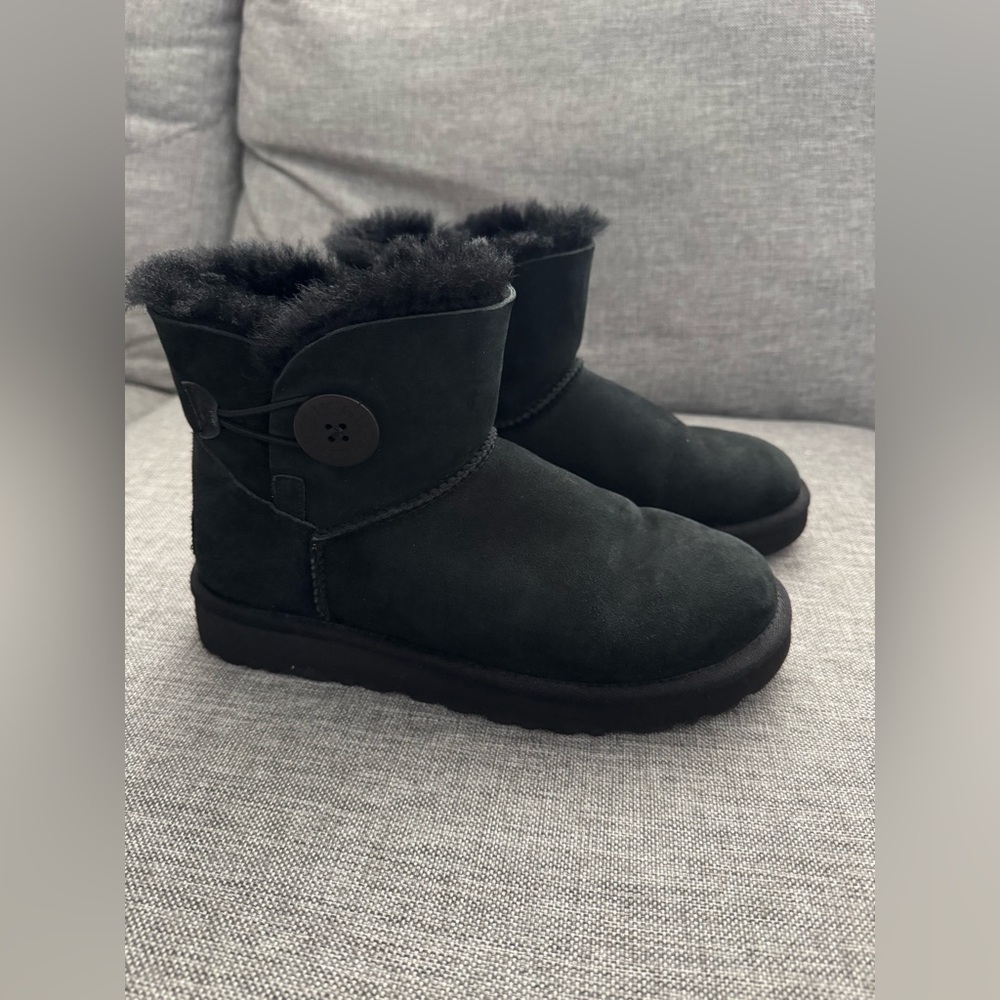 UGGS size 7 Gently Used - Black